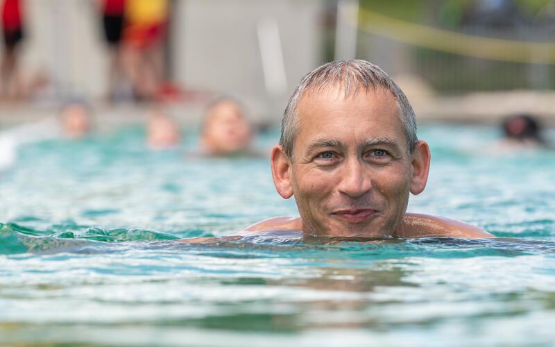 Die Schwimmer taten nicht nur was für ihre Fitness, sondern auch für den guten Zweck. GB-Foto: Vecsey