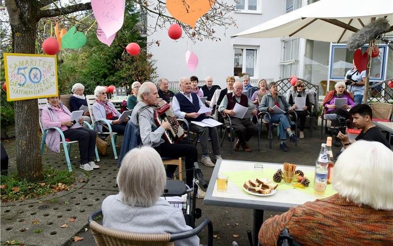 Die Senioren des Samariterstifts singen – wie hier bei schönem Wetter – mit Begeisterung zusammen mit den Sängerinnen und Sängern unter Leitung von Willy Aicheler (Mitte). Sogar die unter ihnen, die kaum noch sprechen. GB-Foto: Holom