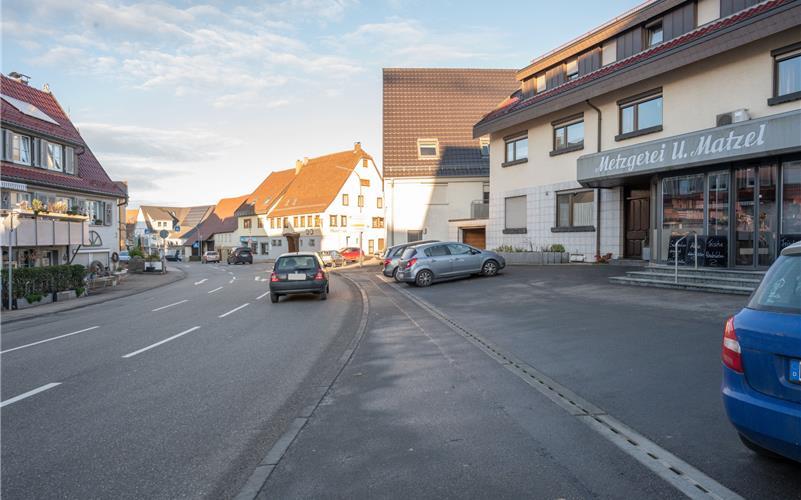 Die Situation in Unterjettingen ist für Fußgänger nicht gerade optimal. GB-Foto: Vecsey