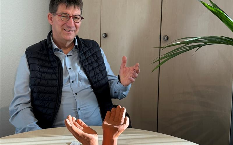 Die Skulptur mit den nach oben geöffneten Händen drückt die Glaubenshaltung von Pfarrer Martin Flaig aus. GB-Foto: Holzapfel