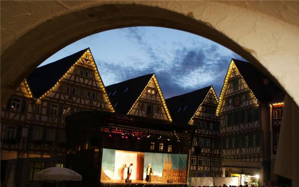 Die „Sommerfarben“ bieten wieder ein buntes Programm – unter anderem mit Straßengalerie, dem 48er-Festival und einem Gastspiel der Tribute-Show „Simply Tina“.GB-Fotos: gb/Archiv