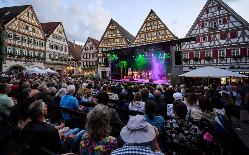 Die „Sommerfarben“ bringen auch in diesem Jahr wieder Leben auf den Marktplatz. GB-Foto: gb