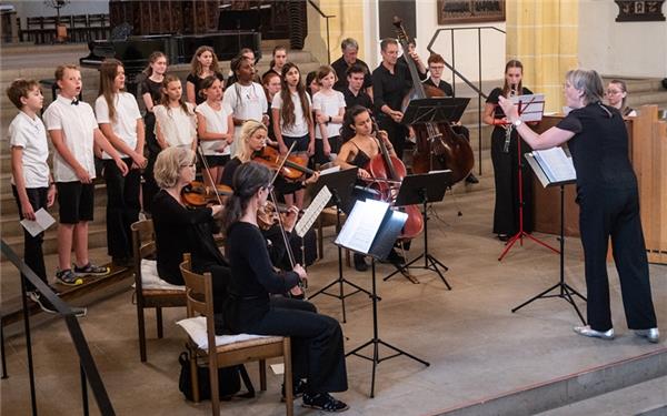 Die „Sommerfarben“ in der Kirche: Konzert der Jugend- und Kinderkantorei Herrenberg.GB-Foto: Schmidt