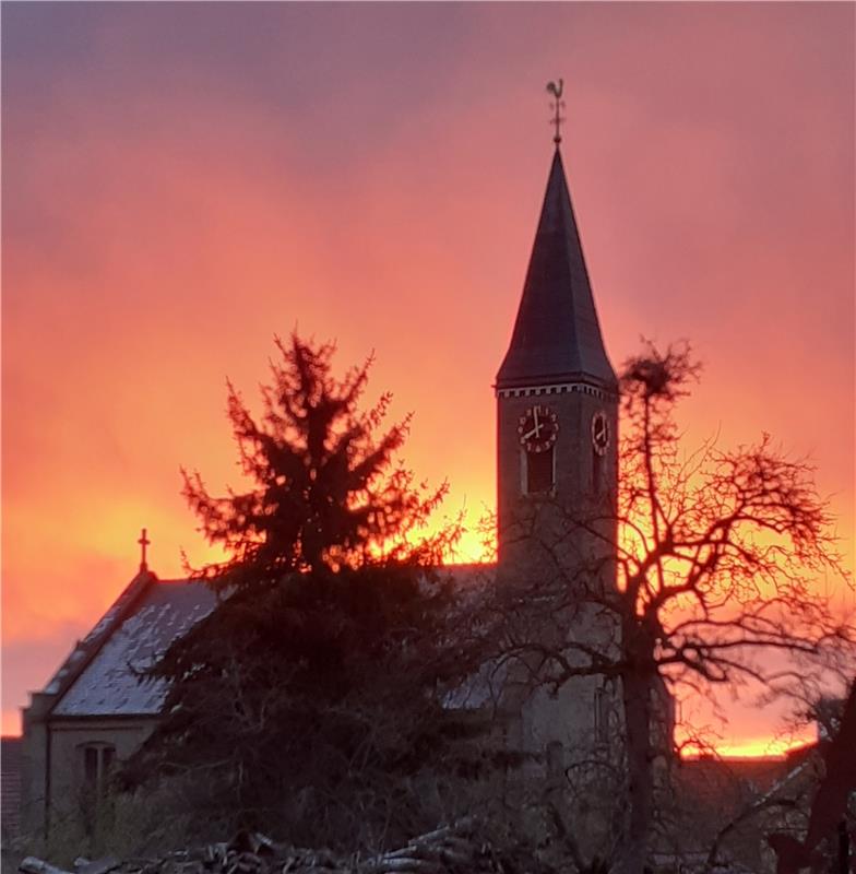 "Die Sonne ging direkt hinter unserer Kirche auf. Es sah aus, als ob der Himmel ...