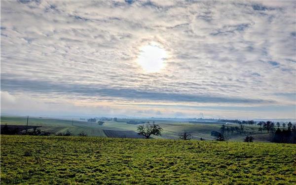 Die Sonne kämpft sich durch die Wolken (fotografiert von Uli Hafner bei Deckenpfronn)