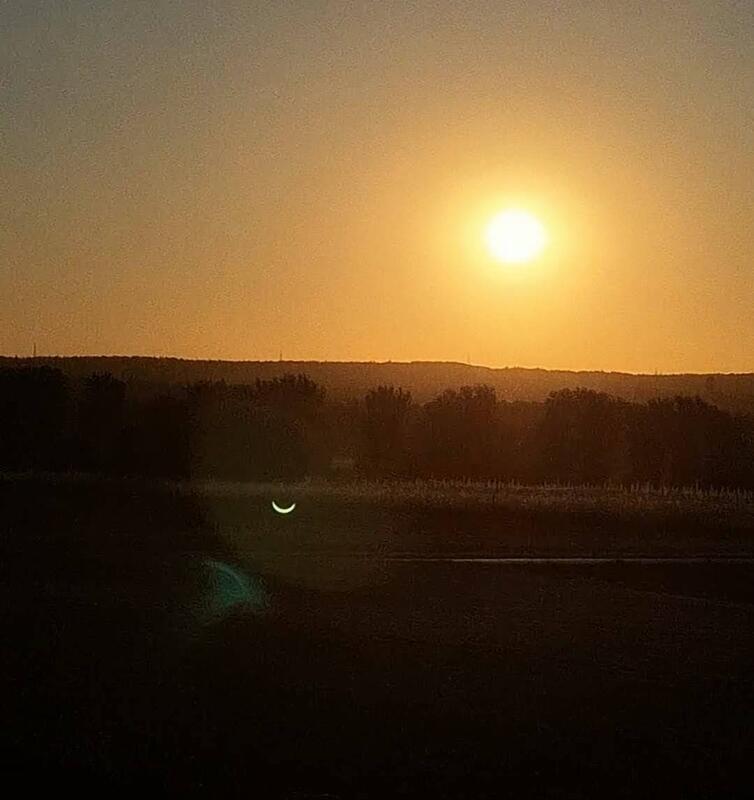 Die Sonnensichel legt sich zum Schlafen nieder. Von Maxime Chéramy aus Rohrau.