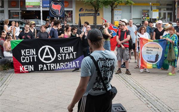 Die Sozialistische Jugend der Region stellt sich entschieden gegen den rechten Angriff auf das Herrenberger Jugendhaus.  GB-Foto: Schmidt