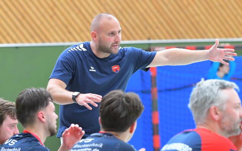 Die Spieler bekommen von ihrem neuen Trainer Marco Melo sowohl im Training als auch während des Spiels klare Ansagen. GB-Foto: Gebhardt