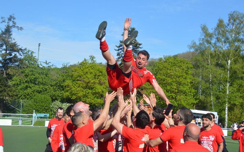 Die Spieler des Türk. SV Herrenberg lassen ihren Trainer Harun Güney hochleben. GB-Foto: Zvizdiç