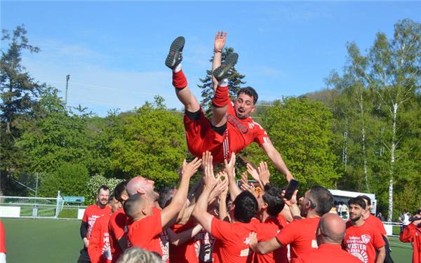 Die Spieler des Türk. SV Herrenberg lassen ihren Trainer Harun Güney hochleben. GB-Foto: Zvizdiç