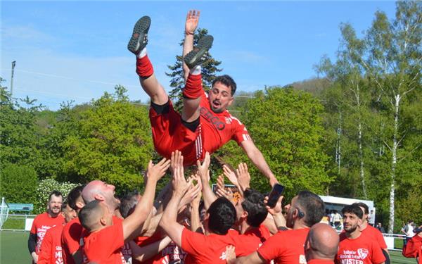 Die Spieler des Türk. SV Herrenberg lassen ihren Trainer Harun Güney hochleben. GB-Foto: Zvizdiç