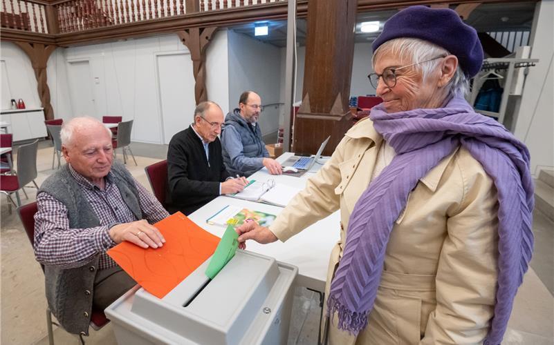 Die Spitalkirche in Herrenberg war am ersten Adventssonntag eines der Wahllokale der Kirchenwahl der Protestanten. Die Wahlhelfer Johannes Merz, Rainer Teltscher und Jörg Marstaller (von links) dokumentieren, dass Hannelore Hiller wählte. GB-Foto: Vecsey