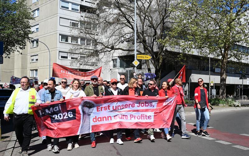 Die Spitze des DGB-Demonstrationszugs auf dem Weg durch Sindelfingen am ehemaligen Kaufhaus Domo. GB-Foto: Reichert