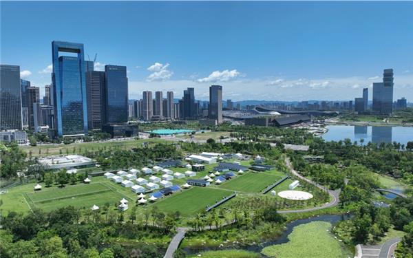 Die Sportstätte für Faustball bei den World Games liegt im Tianfu Park und wurde extra angelegt. Links die beiden Trainingsfelder und leicht versetzt auf der rechten Seite die beiden Spielfelder. Zum Einsatz als Schiedsrichter kommen (kleine Bilder) Olaf Niemann (oben), Nicky Heldmaier und Alwin Oberkersch. GB-Fotos: gb