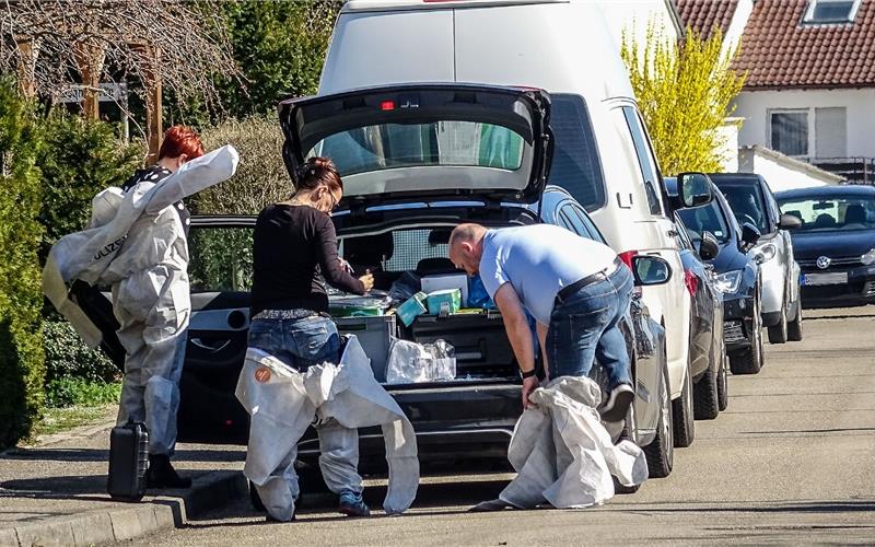 Drei Leichen – und vom Täter fehlt jede Spur Die Spurensicherung macht sich für Untersuchungen bereit
