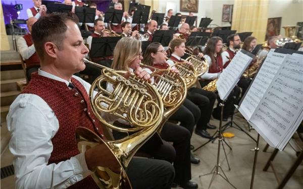 Die Stadtkapelle bot in der Stiftskirche einen wunderbaren Konzertabend. GB-Foto: Vecsey