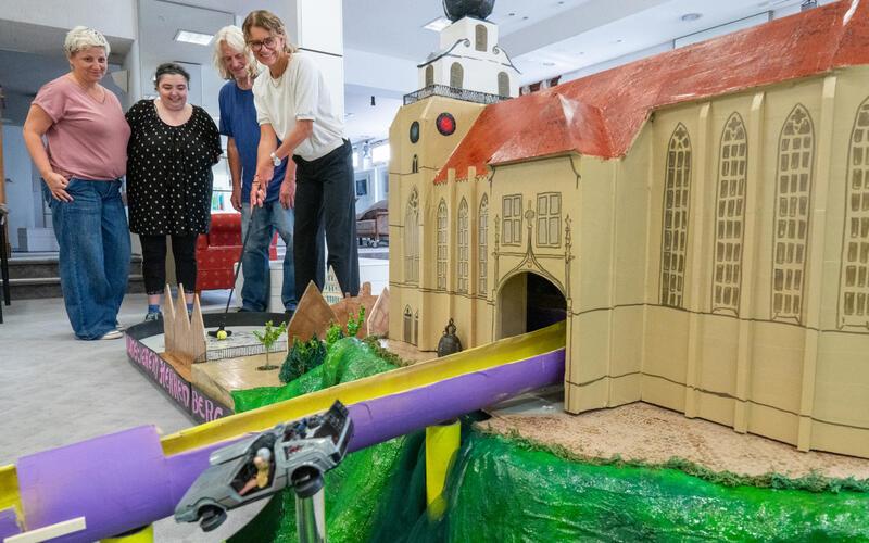 Die Stiftskirche bildet als Herrenberger Wahrzeichen den Mittelpunkt der Minigolfbahn. GB-Fotos: Vecsey