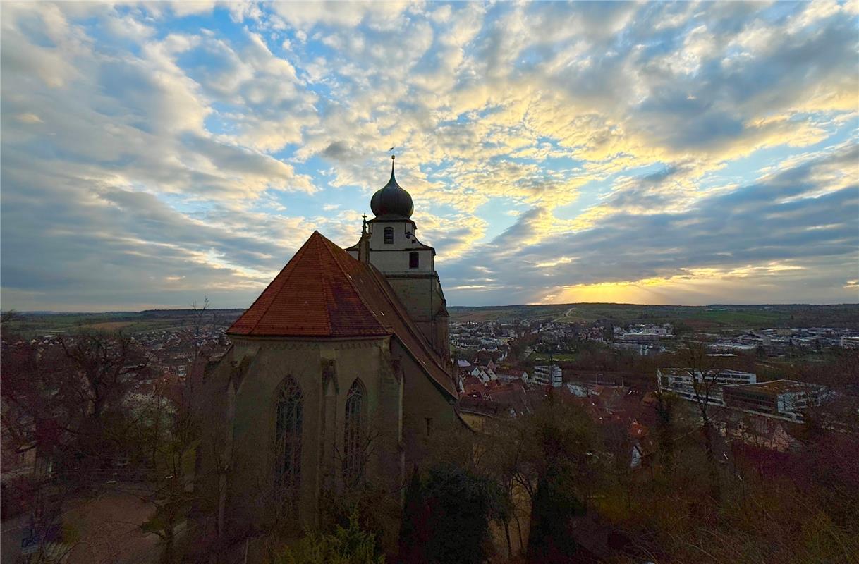 Die Stiftskirche vor zauberhaftem Frühjahrs-Abendhimmel.  Von Christoph Öhm-Kühn...