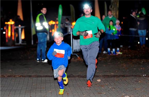 Die Stirnlampe ist für große und kleine Läufer Pflicht. GB-Foto: photostampe