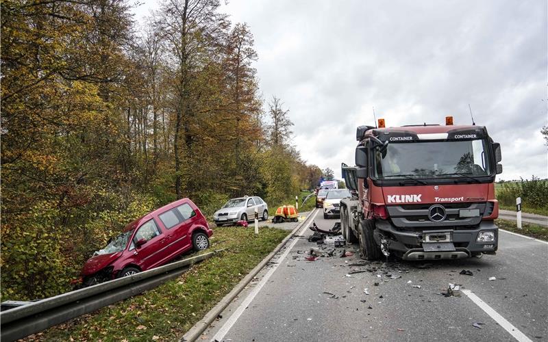 Die Straße zwischen Deckenpfronn und Gärtringen war voll gesperrt, nachdem ein LKW und ein Auto am Donnerstagnachmittag kollidiert waren. GB-Foto: SDMG / Dettenmeyer
