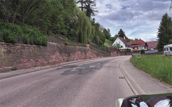 Die Straßenschäden am Ortseingang Gültlingen werden repariert. GB-Foto: Geisel