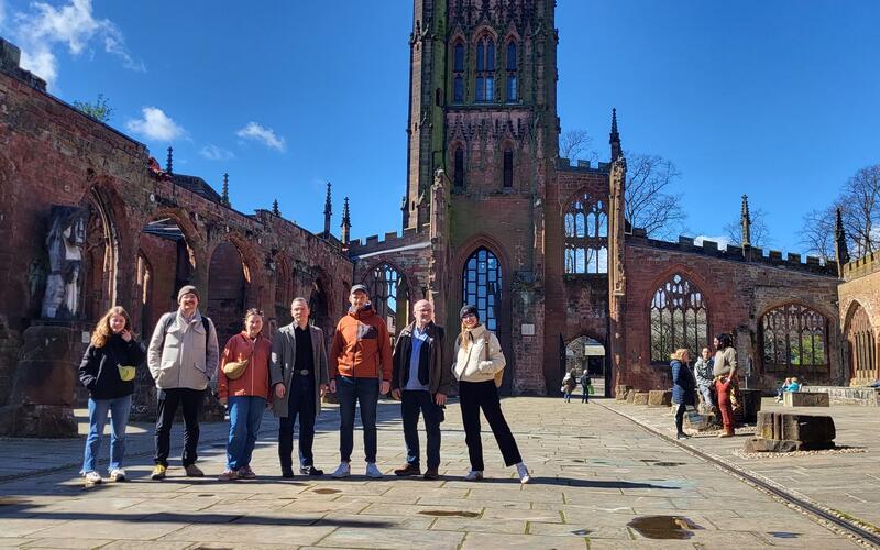 Die Studiengruppe besuchte auch die Coventry Cathedral, die deutsche Luftangriffe im Zweiten Weltkrieg zerstörte. GB-Foto: gb