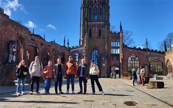 Die Studiengruppe besuchte auch die Coventry Cathedral, die deutsche Luftangriffe im Zweiten Weltkrieg zerstörte. GB-Foto: gb