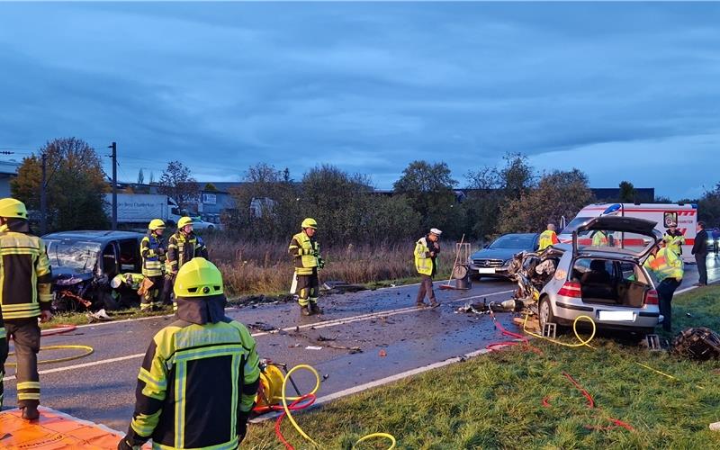 Eine lebensgefährlich und eine schwer verletzte Person nach Unfall auf der B14 Die Szene nach dem Zusammenstoß auf der B14 am Freitagabend. GB-Fotos: SDMG/Dettenmeyer