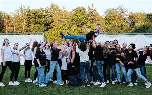 Die Tänzerinnen lassen Kerstin Kühnle hochleben. GB-Foto: gb