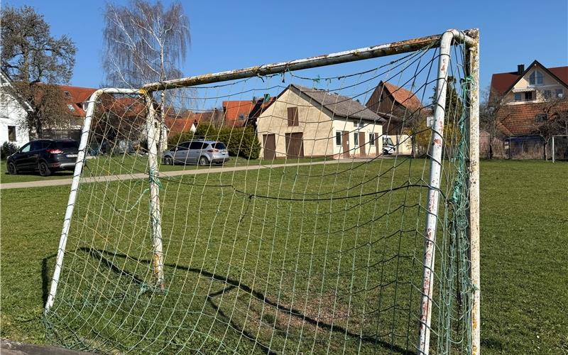 Die Tage des Effringer Bolzplatzes bei der Grundschule sind gezählt – demnächst beginnen die Bauarbeiten für den Kindergarten-Neubau.  GB-Foto: Priestersbach