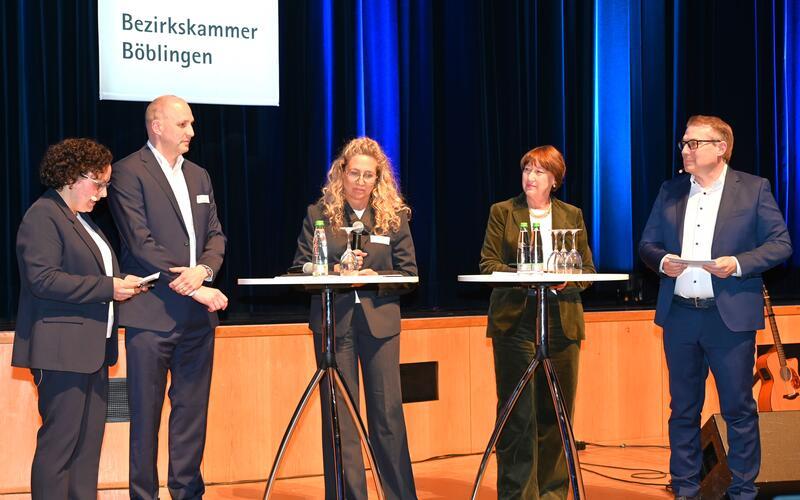Die Talkrunde beim Jahresempfang der IHK-Bezirkskammer Böblingen (von links): Marion Oker, Peter Kramer, Sara Gielen, Hildegard Müller und Andreas Weeber. GB-Foto: Reichert