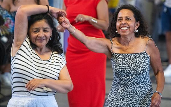 Die Tanz- und Musikveranstaltung „Spanien und Hispanoamerika umarmen sich“ stellte einen von vielen ganz unterschiedlichen Terminen des Vereins „Wir sind da“ dar und lockte mehr als 200 Interessenten ins evangelische Gemeindehaus. Organisiert hatten den vielseitigen Tag Neubürger aus Spanien, Kuba, Argentinien, Venezuela, Peru und Kolumbien. GB-Foto: Schmidt