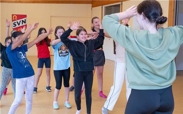 Die Tanzchoreografien erarbeiten die Kinder mit Magdalena Schrenk. GB-Foto: Vecsey