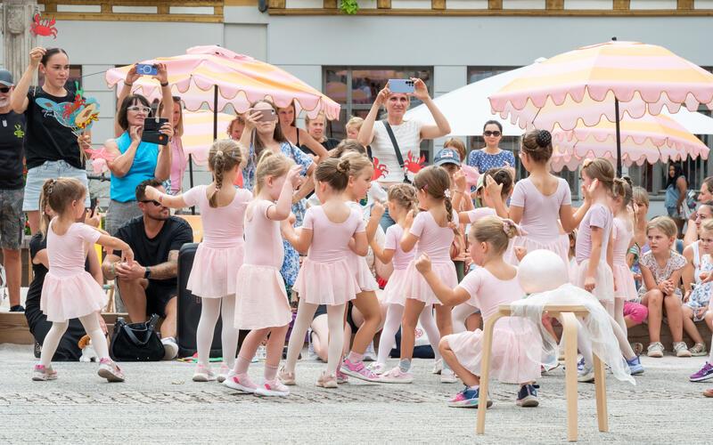 Die Tanzpremiere erfolgt am Stadtstrand am Marktplatz