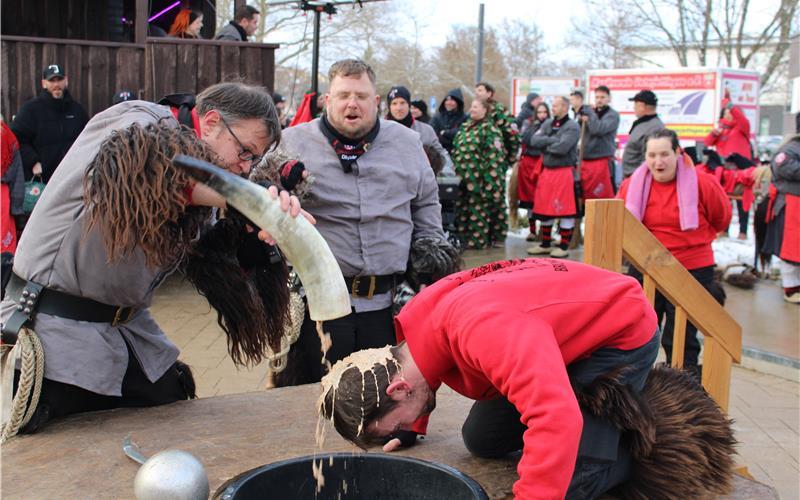 Die Taufe der neuen Hästräger war spektakulär – und schleimig. GB-Foto: Baum