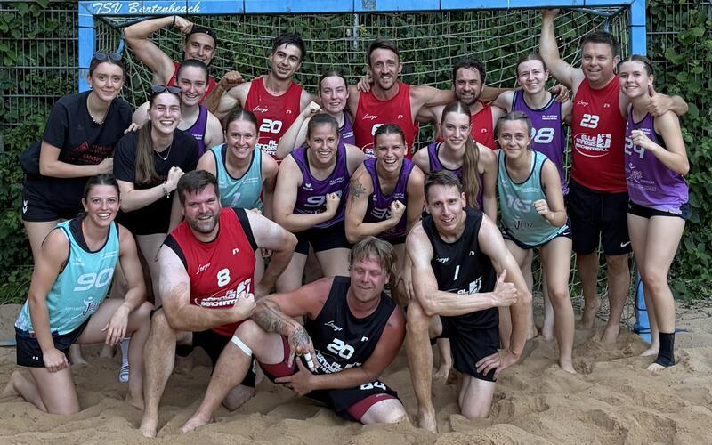 Die Teams von Elle Sandys und Al Sandys mit (hintere Reihe von links) Kevin Fassbender, Alexander Luz, Sophy Lide, Felix Wacker, Daniel Kaltbeitzel, Sofia Brand, Denis Lide, Johanna Löffler (mittlere Reihe von links) Sophia Nüssle, Lenja Idel, Anna Weingärtner, Gabriela Istrati, Sandra Kussmaul, Nadine Schäberle, Anne-Sophie Huber, Kira Welte, (vordere Reihe von links) Lea Neubrander (einmalige Aushilfe), Kevin Endris, Sven Kuhlbrot und Christian Wansing. Nicht auf dem Bild: Jannis Engau und Simeon Löffler. GB-Foto: gb