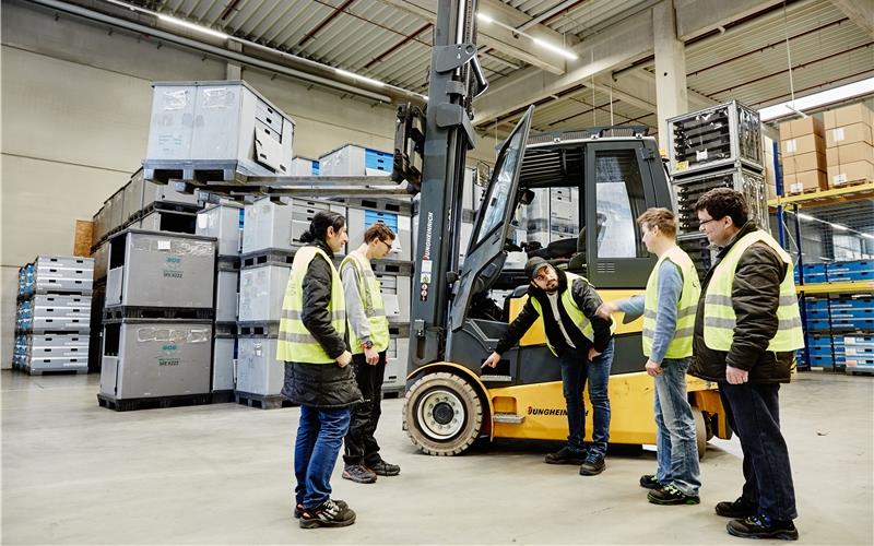 „Wir wollen Barrieren abbauen“ Die Teilnehmer der Qualifizierung Lagerlogistik werden praxisnah weiter-gebildet GB-Foto: Patrick_Werner