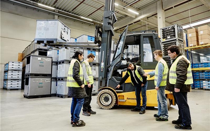 Die Teilnehmer der Qualifizierung Lagerlogistik werden praxisnah weiter-gebildet GB-Foto: Patrick_Werner