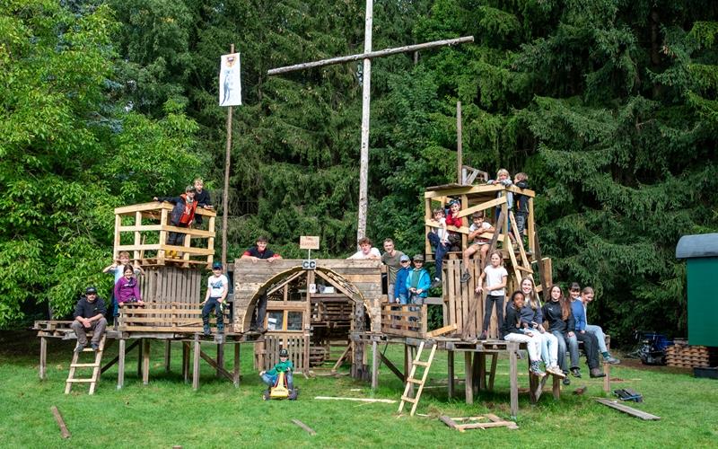 Die Teilnehmer des CVJM-Camps bauten „Neu Glanzstadt“ mit Türmen, Torbogen und Haus aus Holzpaletten. GB-Foto: Nüßle
