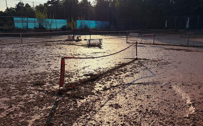 Die Tennisanlagen nach dem Starkregenereignis. GB-Foto: gb