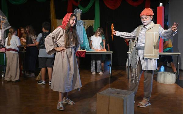Die Theaterklasse lernte im vergangenen Schuljahr viel – und zeigte am Wochenende ihr erlerntes Können. GB-Foto: Holom