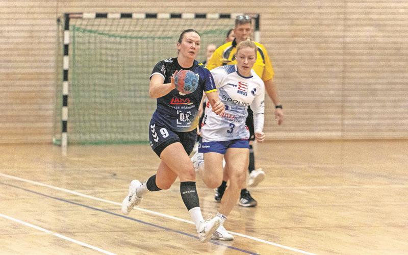 Die Torjägerin der SG AmmerGäu, Lea Klein (am Ball), war nicht zu stoppen, am Ende erzielte sie gegen den TV Weilstetten II zehn Feldtore. GB-Foto: Eibner/Lisa Edel