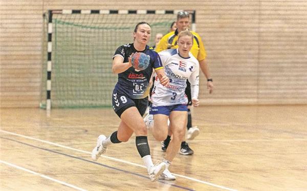 Die Torjägerin der SG AmmerGäu, Lea Klein (am Ball), war nicht zu stoppen, am Ende erzielte sie gegen den TV Weilstetten II zehn Feldtore. GB-Foto: Eibner/Lisa Edel