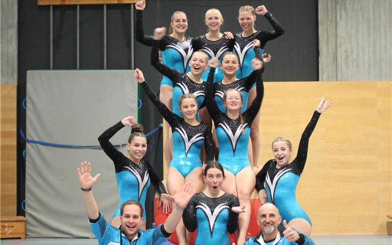 Die Trainer Dirk Rudolf (links) und Thomas Maier freuen sich mit den TSV-Frauen über den Aufstieg. GB-Foto: gb