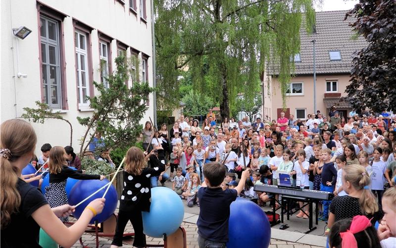Die Trommelgruppe „United Rhythm Kids“ beim Schulfest zum 150-jährigen Bestehen des Schulhauses.GB-Foto: Stadler