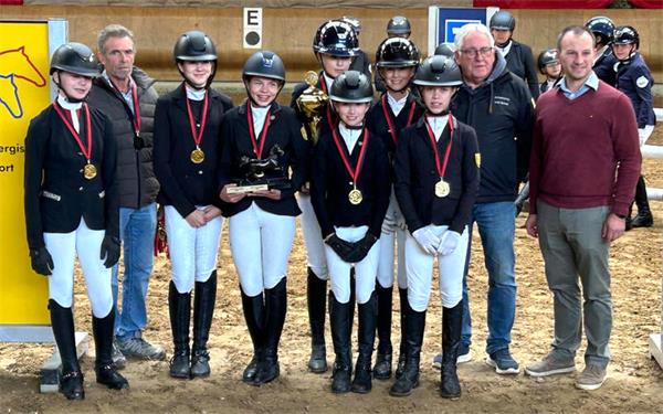 Die U-14-Junioren des Pferdesportkreises Böblingen gewinnen beim württembergischen Fördergruppenturnier in Schwendi Team-Gold. GB-Foto: Häusler