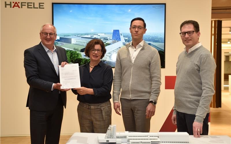 Die Übergabe der Baugenehmigung für das größte Projekt in der 100-jährigen Geschichte von Häfele( von links): Nagolds OB Jürgen Großmann, die Verwaltungsratsvorsitzende Sibylle Thierer, Vorstandschef Gregor Riekena (beide Häfele) sowie der städtische Bauamtsleiter Gunter Schwalbe. GB-Foto: Reichert