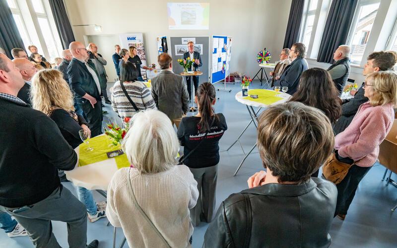 Die VHS Jettingen ist an ihrem neuen Standort angekommen. Bürgermeister Hans Michael Burkhardt eröffnet die offizielle Einweihung mit lobenden Worten.GB-Foto: Vecsey