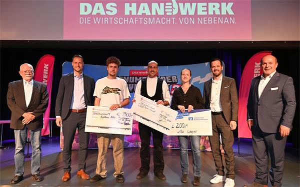 Die Vertreter der Sponsoren haben die Stipendiaten in die Mitte genommen. Von links: Ehren-Kreishandwerksmeister Werner Buhl für die Sindelfinger Buhlstiftung, Simon Bräuning (Geschäftsbereichsleiter der Kreissparkasse Böblingen), Schreiner Lukas Ahl, Zimmerer Silas Ben Sailer, Bäckerin Lisa Wegner, Mario Schmid (Regionalvorstand der Vereinigte Volksbanken) und Klaus Kohler (Prokurist der Volksbank Leonberg Strohgäu, beide für die Arbeitsgemeinschaft der Volks- und Raiffeisenbanken Süd-West). GB-Foto: Reichert