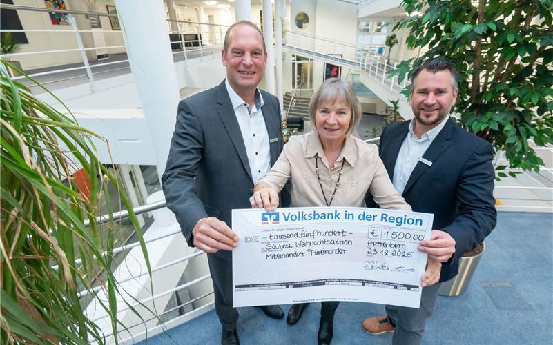 Die Volksbank in der Region ist eine langjährige Unterstützerin der „Gäubote“-Weihnachtsaktion. Markus Wudi (links), Regionaldirektor Firmenkunden, und Sebastian Zehnder, Regionaldirektor Privatkunden, überreichten jetzt einen Spendenscheck über 1500 Euro an Edith Krüger (Arbeitskreis „Miteinander – Füreinander“).GB-Foto: Vecsey